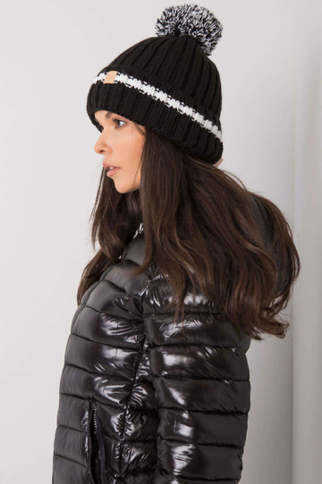 Juoda kepurė su pomponu 2