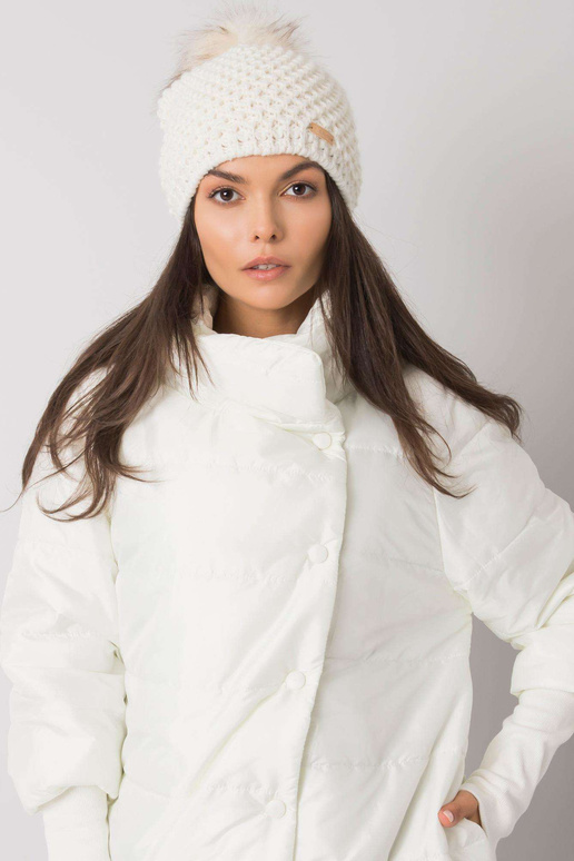 Balta žieminė kepurė su pomponu