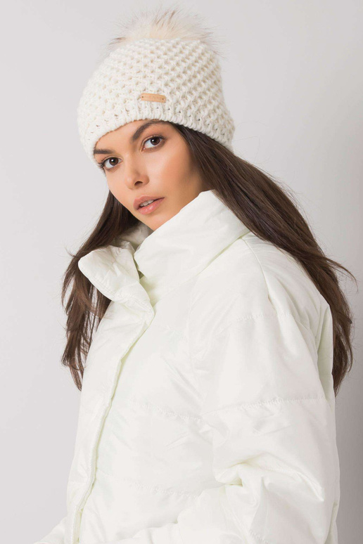 Balta žieminė kepurė su pomponu