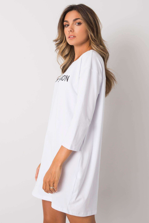 Balta suknelė su Raina užrašu