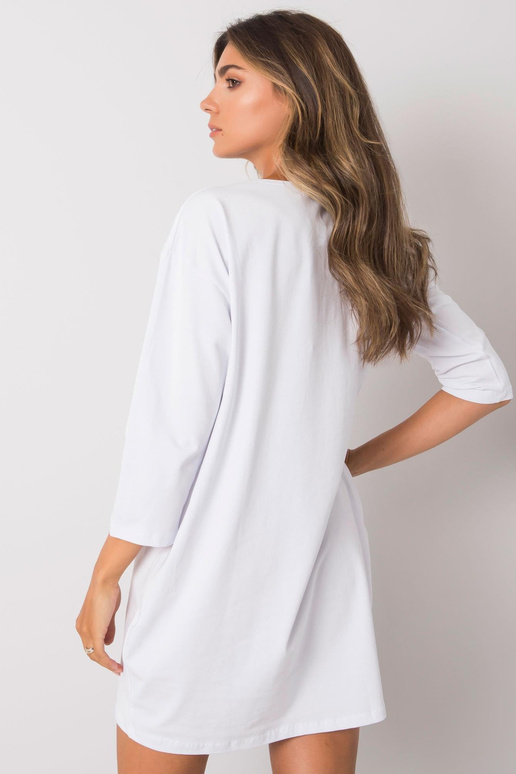 Balta suknelė su Raina užrašu