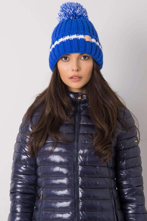 Mėlyna skrybėlė su pomponu