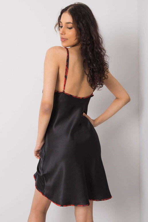 Juodas lovos komplektas su gėlėmis