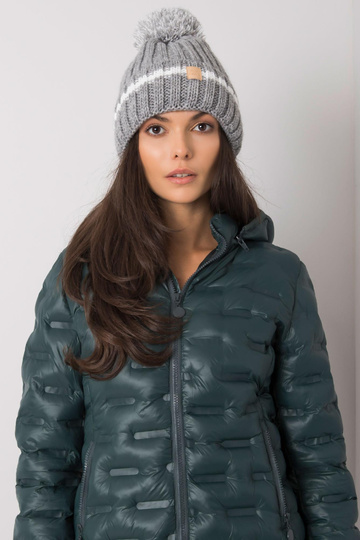 Pilka kepurė su pomponu 2