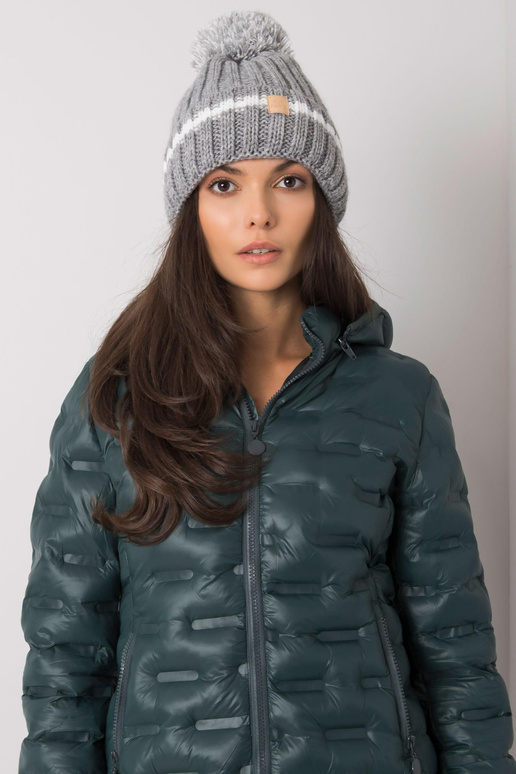 Pilka kepurė su pomponu