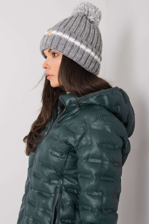 Pilka kepurė su pomponu