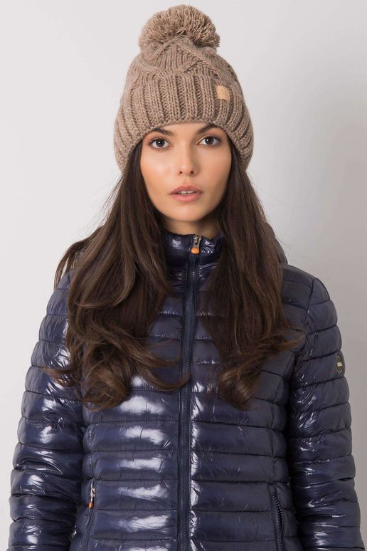 Tamsiai smėlio spalvos žieminė kepurė...