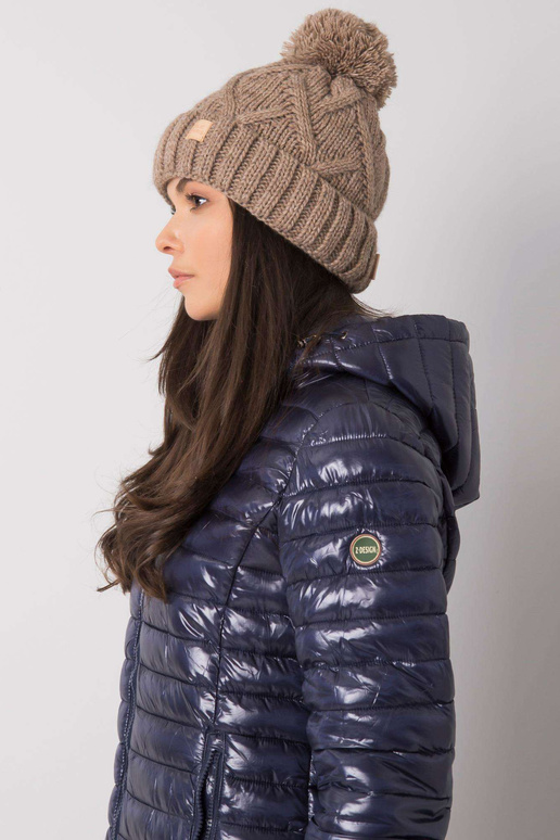 Tamsiai smėlio spalvos žieminė kepurė...