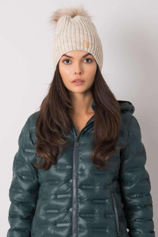 Smėlio spalvos izoliuota moteriška...