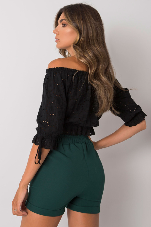 Tamsiai žali šortai su grandinėlėmis...