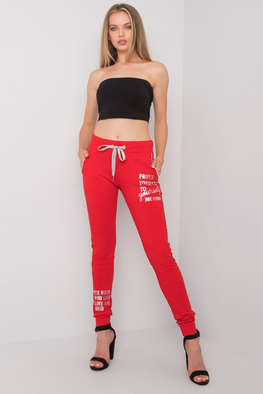 Raudonos sportinės kelnės su Fatemah...