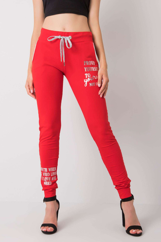 Raudonos sportinės kelnės su Fatemah...