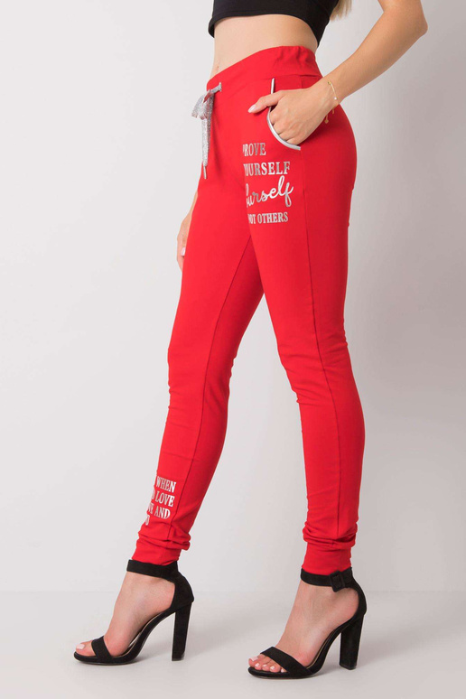 Raudonos sportinės kelnės su Fatemah...