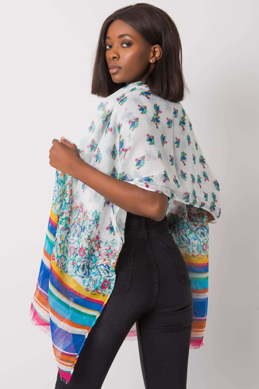 Baltas viskozės pledas su raštais