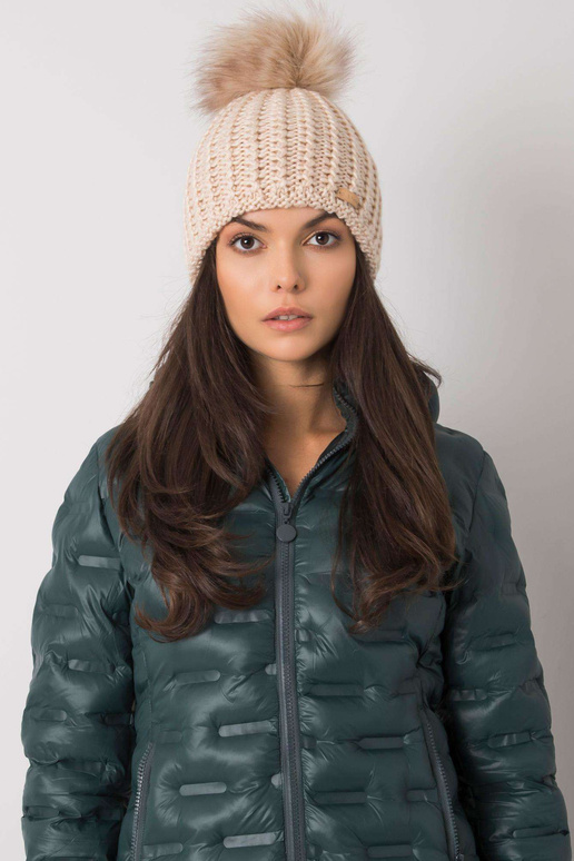 Smėlio spalvos moteriška žieminė kepurė