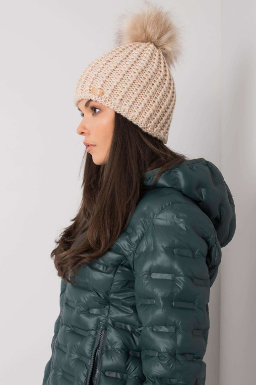 Smėlio spalvos moteriška žieminė kepurė