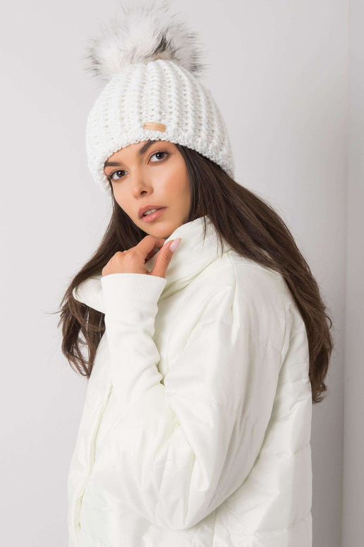 Balta moteriška žieminė kepurė