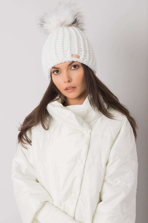 Balta moteriška žieminė kepurė