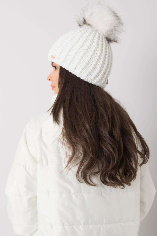 Balta moteriška žieminė kepurė