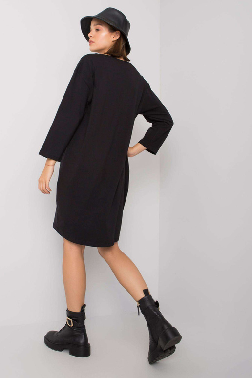 Juoda suknelė su Raina užrašu