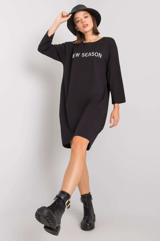 Juoda suknelė su Raina užrašu