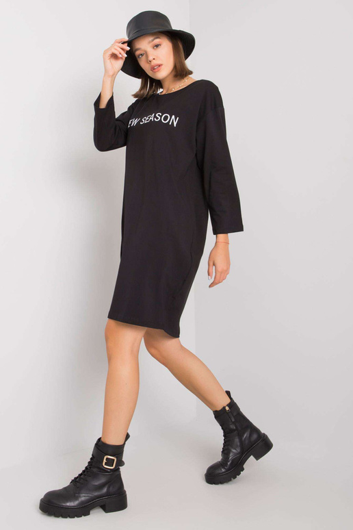 Juoda suknelė su Raina užrašu