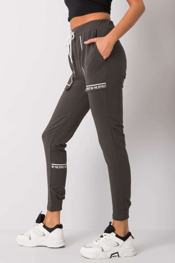 Tamsios chaki spalvos...