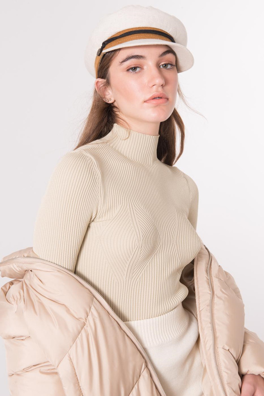 Šviesiai smėlio spalvos rumbuotas...