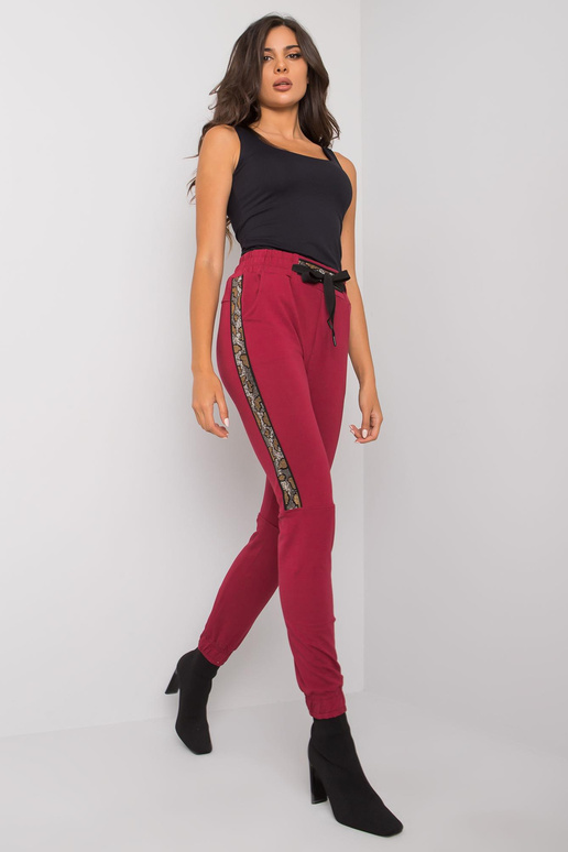 Bordo spalvos sportinės kelnės su... Bordo spalvos sportinės kelnės su...