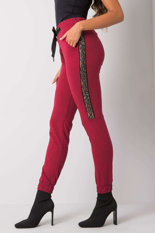 Bordo spalvos sportinės kelnės su... Bordo spalvos sportinės kelnės su...