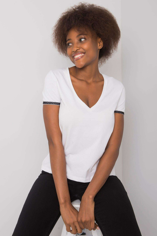 Balti marškinėliai V formos iškirpte... Balti marškinėliai V formos iškirpte...