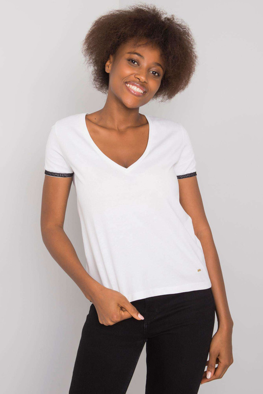 Balti marškinėliai V formos iškirpte... Balti marškinėliai V formos iškirpte...