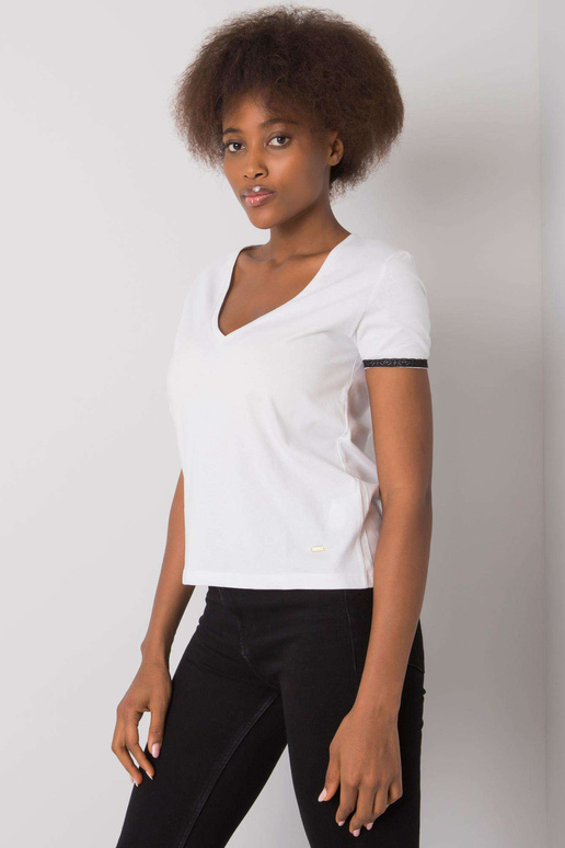 Balti marškinėliai V formos iškirpte... Balti marškinėliai V formos iškirpte...