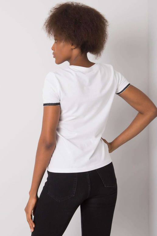 Balti marškinėliai V formos iškirpte... Balti marškinėliai V formos iškirpte...