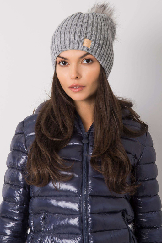 Pilka paminkštinta moteriška kepurė...