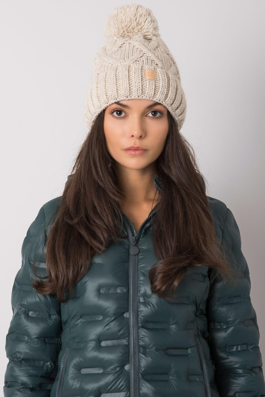 Smėlio spalvos žieminė kepurė su pomponu