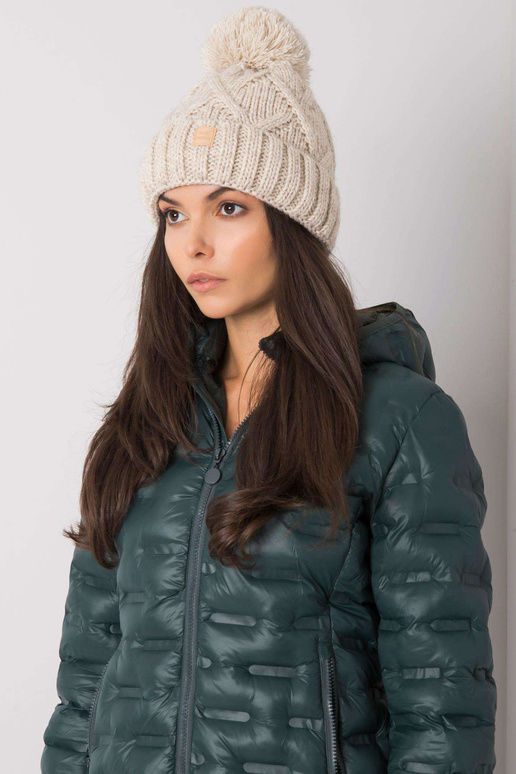 Smėlio spalvos žieminė kepurė su pomponu