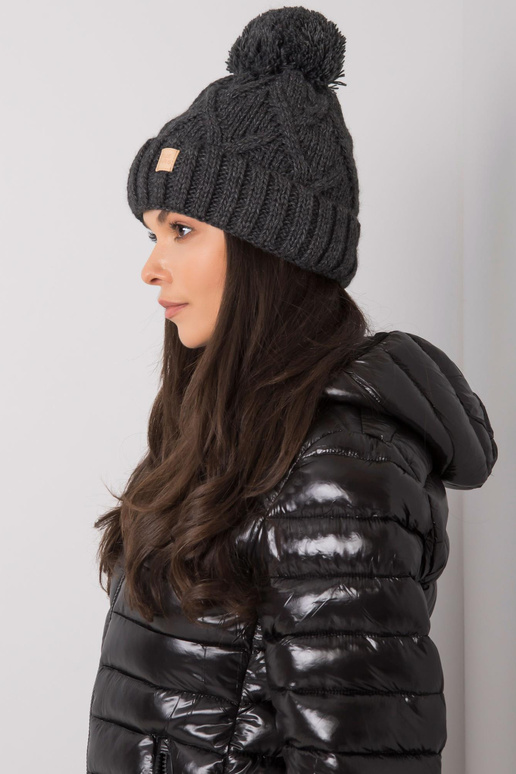 Tamsiai pilka žieminė kepurė su kutu