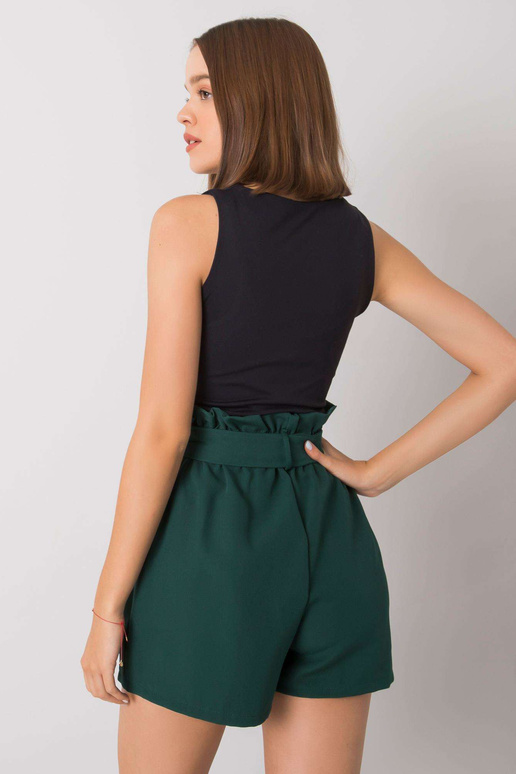 Tamsiai žali šortai su kišenėmis...