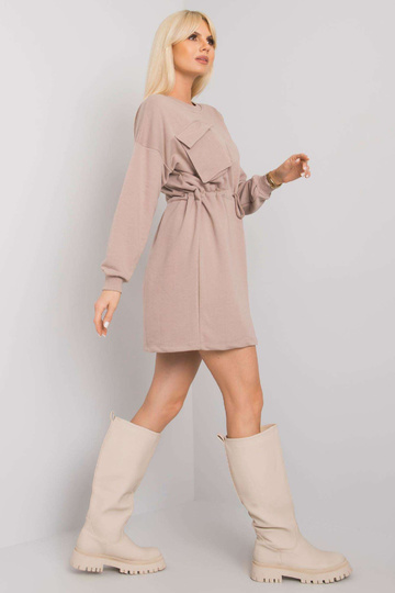 Tamsiai smėlio spalvos...