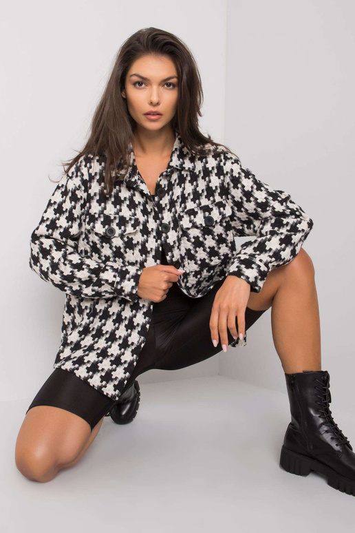 Balti ir juodi marškiniai su...