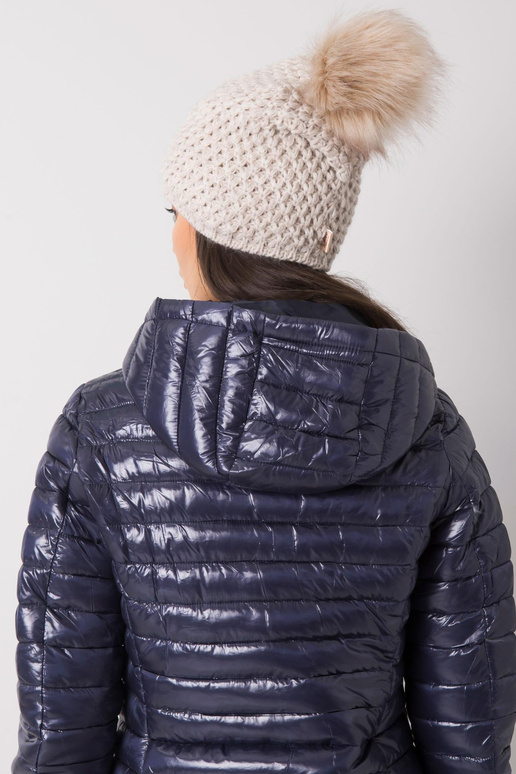 Smėlio spalvos žieminė kepurė su pomponu