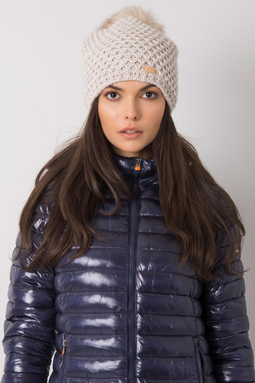 Smėlio spalvos žieminė kepurė su pomponu