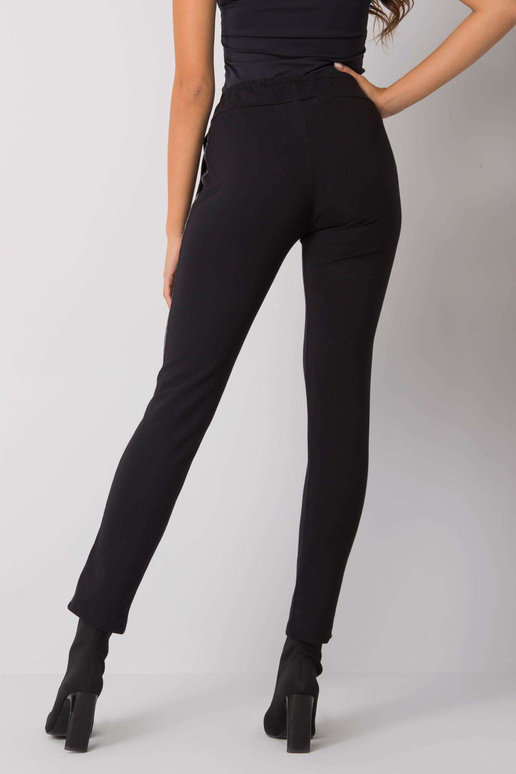 Juodos sportinių kelnių vamzdeliai su...