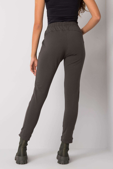 Tamsios chaki spalvos...