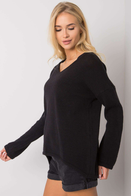 Juodas megztinis V formos iškirpte...