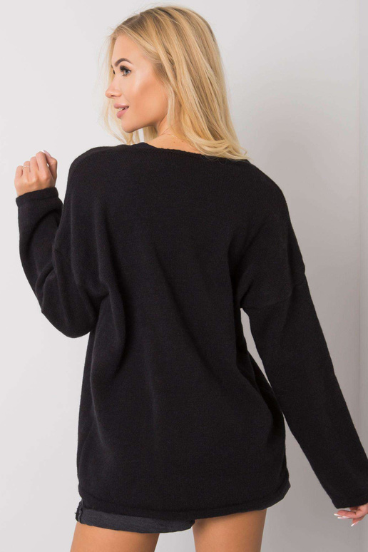 Juodas megztinis V formos iškirpte...