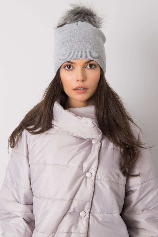 Pilka paminkštinta moteriška kepurė...