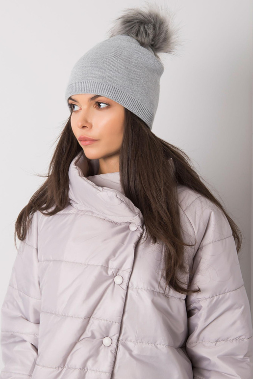 Pilka paminkštinta moteriška kepurė...