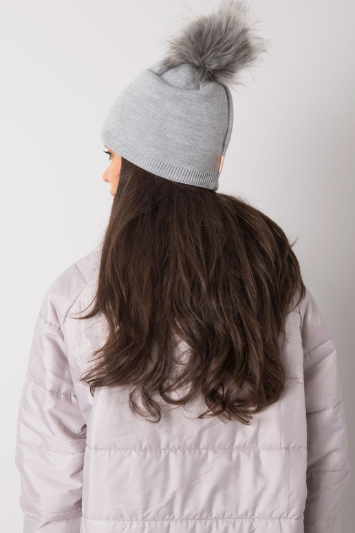 Pilka paminkštinta moteriška kepurė...